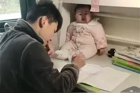 “超粘人妹妹”走红，哥哥写作业妹妹坐书桌上“陪伴”，太有爱了图片