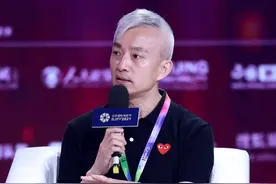 从两度主持春晚到执着电影人，亚宁罕见现身，满头银发却帅气依旧图片