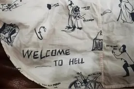 细思极恐！童装上印“欢迎来地狱”、"让我摸摸你"等，江南布衣道歉，网友却不买账图片