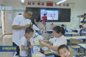 株洲市教育局相关负责人接听企业服务专线 解答高层次人才子女入学政策图片