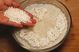 包粽子时，糯米究竟要泡几小时？多数人做错，难怪粽子夹生又漏米视频封面