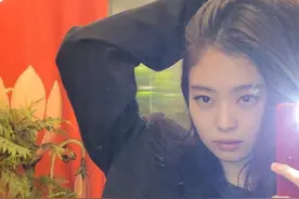 Jennie对镜自拍私服，一身黑色西装潮酷，性感又帅气的小奶妮图片
