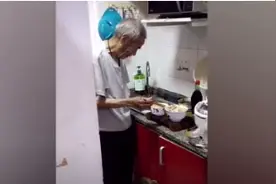 暖暖的很贴心！爷爷躲厨房给孙女碗里挑肉图片