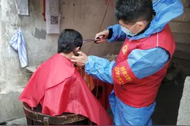 “地铁理发师”带上汶川地震救援时的“老伙计”为社区居民理发图片
