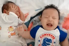 太可爱！当安静的婴儿遇上爱哭的小哥哥，小家伙表现让人忍俊不禁图片