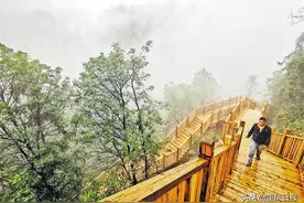 渝北玉峰山临崖步道投用图片