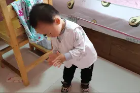 宝宝快两岁了，脖子上发现两个淋巴结，怎么办？图片