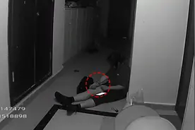 凌晨一点，泰兴这个女子将尖刀对准自己的手腕图片