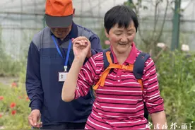 这张“牵手照”太暖心了！63岁的她牵着78岁的大伯哥春游图片