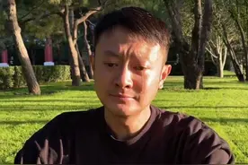 印小天父亲节悼念亡父，哭红眼眶用力拥抱空气，浑身颤抖引泪目图片