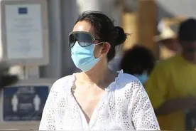 巩俐穿短裤和70岁“老头”丈夫逛街！腿粗一圈皮肤也养白了图片