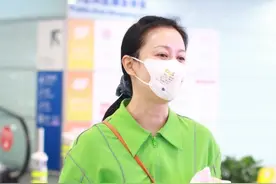 42岁倪虹洁好敢穿，一身荧光绿连体裤走机场，时髦大方很亮眼图片
