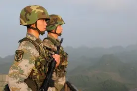 解放军接管敌军哨所，国军抱着我军官兵痛哭：你们怎么现在才来？图片