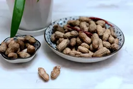 水煮花生不要直接加盐，试试这种做法，加上两罐啤酒，香糯入味图片