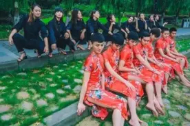各大学“旗袍”毕业照走红，美得惊艳了时光，男生也来凑热闹图片