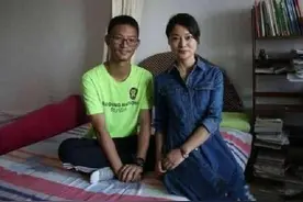 记得那高考后“跪地谢母”的考生？一跪成名后，最后高考了几分图片