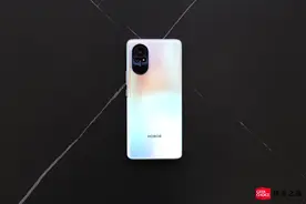 荣耀 V40 轻奢版体验：仅 169 克，该有的似乎都没落下图片