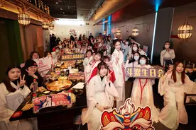 Angelababy成都开生日会，以贵公子造型亮相！图片