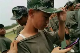 搞笑段子:赌一把，赌对了手牵手，赌错了两条狗！图片