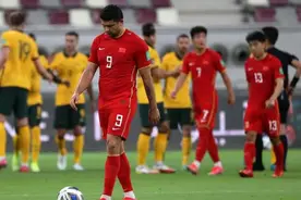 国足首战赛后评分：李铁4大爱将全部不及格，韦世豪替补获高分图片