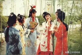 87《红楼梦》拍完这场戏，她扑到副导演怀里，哭得死去活来图片