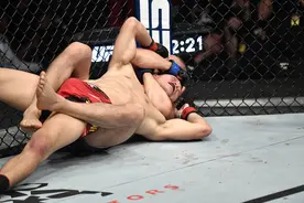 UFC：李景亮首回合遭奇马耶夫降服 拒不认输被绞晕 裁判终止比赛图片
