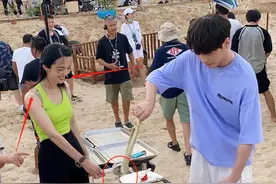 41岁姚晨晒剧组照，与男演员互动露甜笑，穿背心意外露出内衣带图片