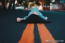以前觉得，勇敢就是粗暴地面对恐惧。后来发现，温柔也是勇敢图片