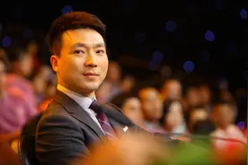 央视主持康辉坚持不买房，结婚22年不生子，如今称愧对母亲后悔了图片