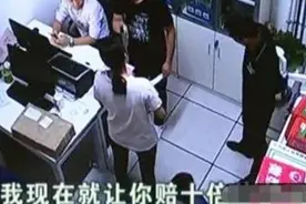 4岁男孩拿零食忘付钱，超市要求十倍付款，妈妈的做法引众人称赞图片