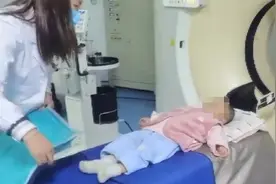 陕西宝鸡一幼儿误食高锰酸钾 交警驾车翻越秦岭送医救治图片