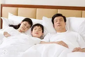 "爸妈，我能跟你们一起睡吗？”爸爸的回应，改变了孩子人生轨迹图片