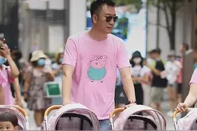 夫妻俩带6娃逛街，“横行霸道”疯狂吸睛，网友质疑：养得起？图片