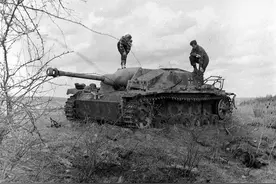 1947年老照片：美国二战老兵携新婚妻子骑自行车重游欧洲战场图片