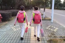 双胞胎姐妹，一个妈妈带，一个给奶奶带，5年后身高差距让人心疼图片