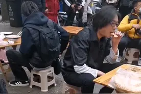 51岁高晓松被偶遇吃路边摊，暴瘦后1米长腿无处放，V脸好吸睛图片