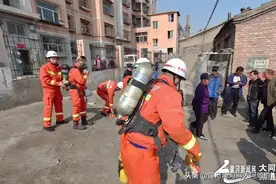 臭！臭！臭！大同一名醉汉掉入粪坑……图片