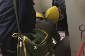 急，手机掉进厕所怎么办？医院维修师傅多方努力帮患者捞回手机图片