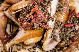 河南97年的美女路边卖麻椒鸡，有一半客人为一睹老板娘芳容而来图片