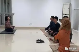 漳州一狗子成精了，竟学主人练瑜伽，看看这姿势图片