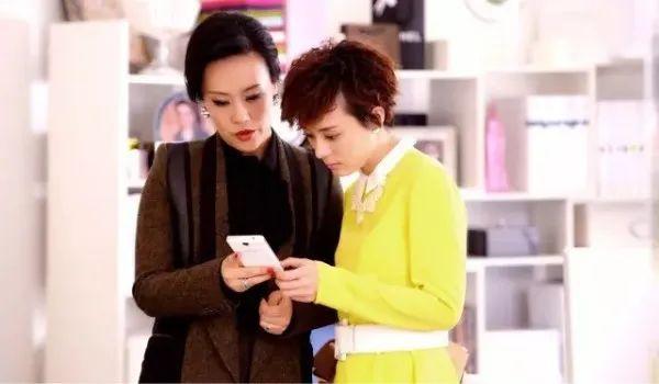 抛开狠角色，邬君梅这次竟在《燃烧》中演了个如此温柔的女精英