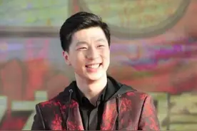 “小奶狗”马龙正装太可爱！西装配领结帅气十足，曲线硬朗真迷人图片
