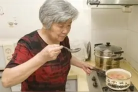 丈夫大声训斥产妇，只因坚决不吃婆婆做的饭菜，丈夫吃完难过不已图片