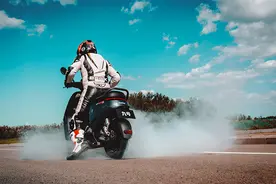 17999元九号电摩，百公里加速仅5秒，却遭停售？车友：中看不中用图片