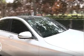 奔驰轿车总是自动开窗和后备箱 还莫名减速 车主吓坏了图片