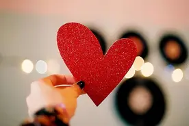 女人到了中年，还有异性主动来撩，其实原因很简单图片