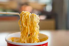 方便面吃多了会致癌？世卫组织：真正致癌的食物是6种，尽量少碰图片