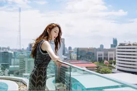 迪丽热巴的金色裙装穿搭，优雅又迷人图片