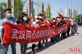 80天后，“京兵强将”最后撤离！武汉市民扛国旗一幕令人泪目图片