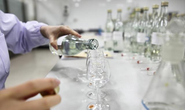 白酒芬芳秘诀：调酒师手里的“秘制调味品”
